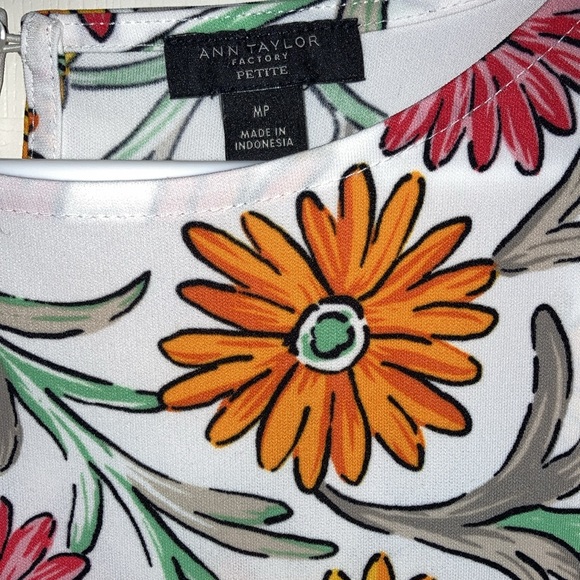 Ann Taylor Floral Blouse EUC Size MP - Picture 3 of 4